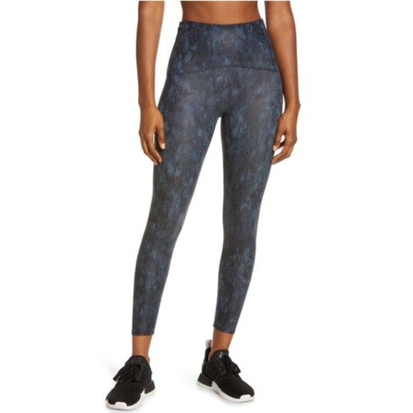 Spanx Booty Boost Active 7/8 Leggings in Navy Reptile - Picture 1 of 4